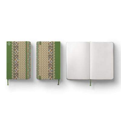 Três cadernos: dois com capa verde e padrão étnico, um branco aberto
