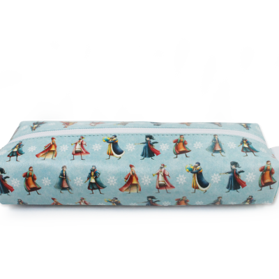Estojo retangular azul claro com padrão de fadas coloridas