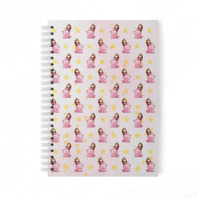 Caderno espiralado com capa branca e padrão de menina loira de roupão rosa e estrelas amarelas