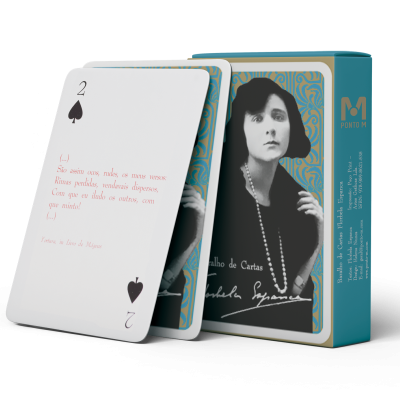 Baralho de cartas azul com imagem de mulher e carta 2 de espadas com poema