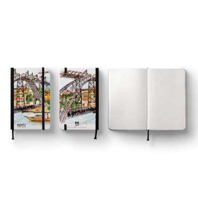 Três cadernos com capas ilustradas e um caderno aberto com páginas em branco