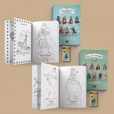 Dois livros para colorir históricos com estojos de lápis de cor em fundo bege