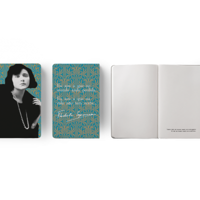 Livro com capa decorada azul e dourada, fotografia de mulher preto e branco, páginas abertas com texto