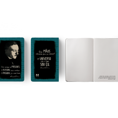 Três cadernos abertos, dois com capas com textos em português e um aberto com páginas brancas e texto