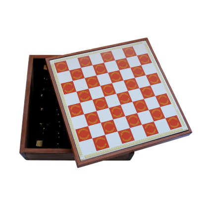 Tabuleiro de xadrez de madeira com padrão vermelho e branco e peças escuras