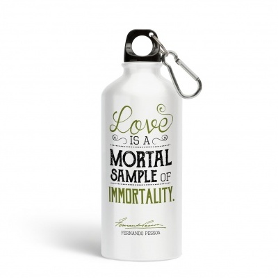 Garrafa de metal com texto inspirador