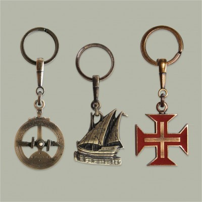 Três porta-chaves com símbolos náuticos e cruz vermelha