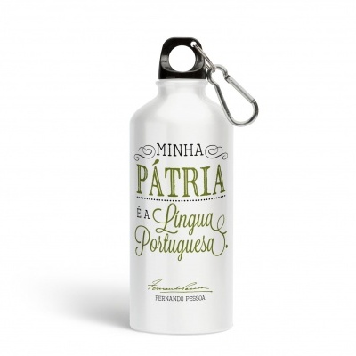Garrafa metálica branca com frase em português e tampa preta com mosquetão