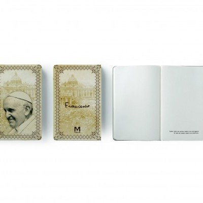 Conjunto de quatro blocos de notas com capas do Papa Francisco e páginas abertas em fundo branco.
