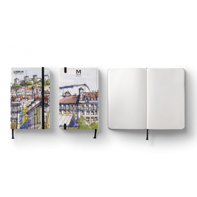 Três cadernos com capas ilustradas de paisagens urbanas, um aberto com páginas em branco, fundo branco.