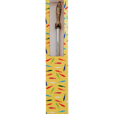 Caneta com pega em forma de peixe dourado em caixa amarela com padrões de peixes coloridos