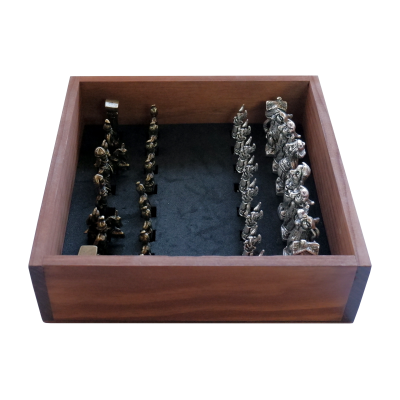 Jogo de xadrez com peças metálicas douradas e prateadas numa caixa de madeira