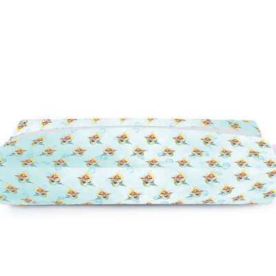 Estojo azul claro com padrão de pequenos desenhos coloridos e etiqueta lateral branca