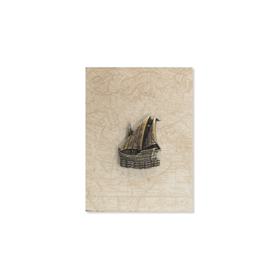 Placa decorativa bege com mapa antigo e barco metálico em relevo bronze