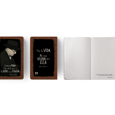 Quatro livros com capas e páginas abertas mostrando textos em português em fundo preto e laranja