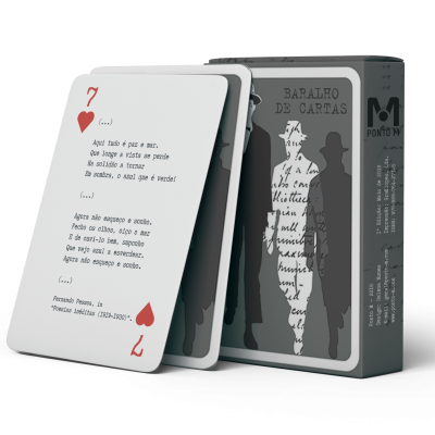 Baralho de cartas com caixa ilustrada em preto e branco e cartas com texto e símbolo 7 de copas vermelho