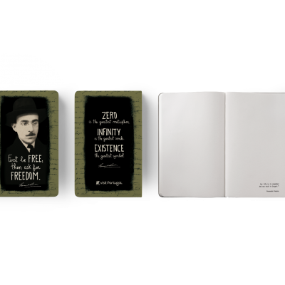 Duas cartas com molduras verdes e texto em inglês e quatro páginas de um livro aberto sobre fundo branco