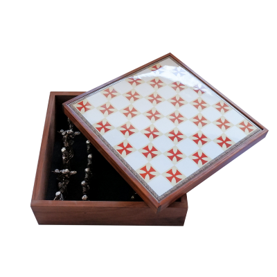 Caixa de madeira com tampa decorada e interior forrado a veludo preto