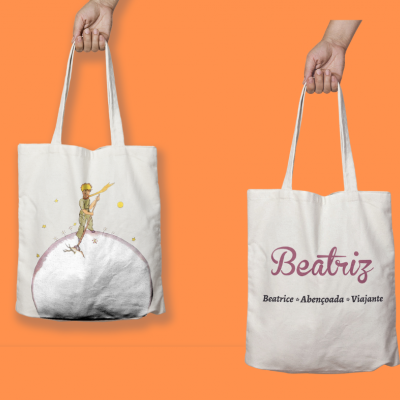 Dois sacos de tecido branco com ilustração e texto, fundo laranja.
