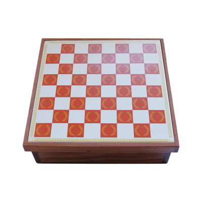 Tabuleiro de xadrez vermelho e branco com símbolos dourados em caixa de madeira
