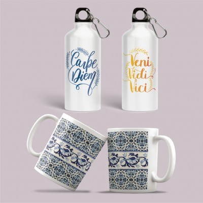 Duas garrafas metálicas com texto e duas canecas com padrão azul e branco