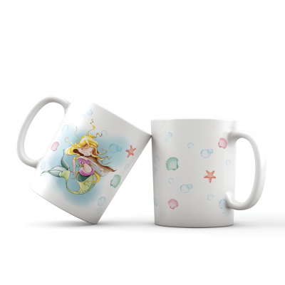 Duas canecas brancas com ilustrações marinhas coloridas em fundo branco