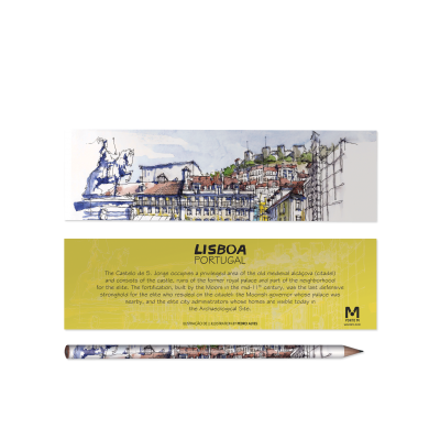 Cartões postais com desenhos de Lisboa e caneta promocional, texto explicativo sobre Lisboa em amarelo.