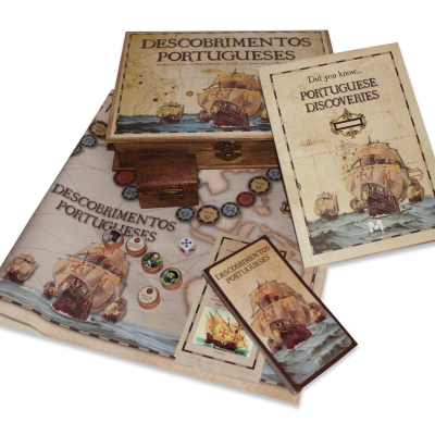 Livros e jogos de tabuleiro sobre Descobrimentos Portugueses com navios antigos na capa