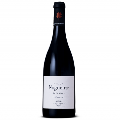 Garrafa de vinho tinto Villa Nogueira com rótulo branco e cápsula preta