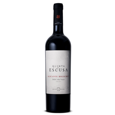 Garrafa de vinho tinto Quinta Escusa Alicante Bouschet 2021 com rótulo branco e selo preto
