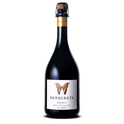 Garrafa de vinho espumante Berbereta Reserva Brut Nature 2019 DOC Cava com rótulo branco e borboleta