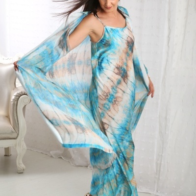 Vestido longo tie dye azul, bege e branco com xale do mesmo padrão