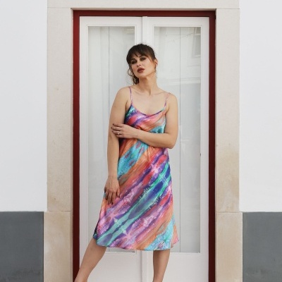 Vestido de alças colorido com padrão abstrato usado por mulher