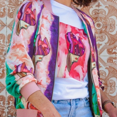 Casaco estampado colorido com padrão psicadélico e estampa feminina, t-shirt branca e jeans claros