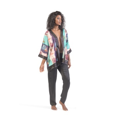 Conjunto de pijama feminino com camisola estampada e calças pretas