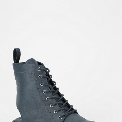 Bota azul em pele sintética com atacadores pretos e sola grossa preta