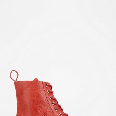 Bota vermelha de couro com atacadores e sola preta