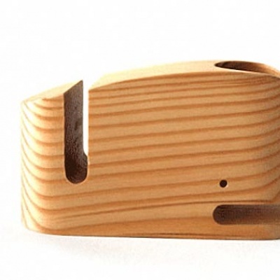 Suporte de madeira clara para smartphone ou tablet com ranhuras