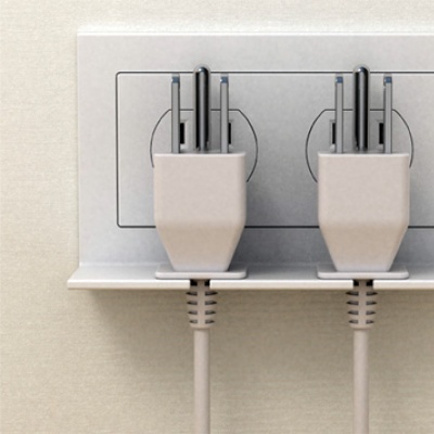 Tomada dupla elétrica cinza com dois cabos plugados