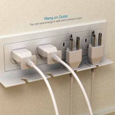 Tomada elétrica branca com quatro tomadas e suporte pendurado