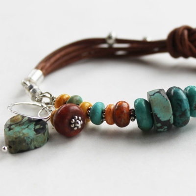 Pulseira com contas coloridas de pedra e cordão de couro castanho