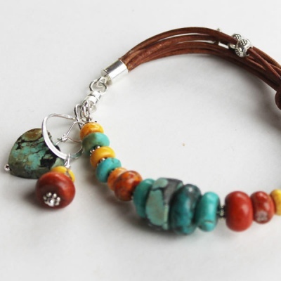 Pulseira com contas coloridas e fios de couro castanho trançados