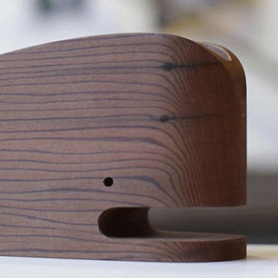 Produto em madeira polida retangular com cantos arredondados e recorte oval