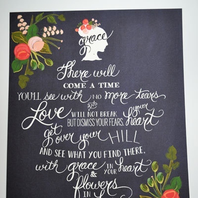 Poster decorativo preto com texto branco e ilustrações de flores coloridas nos cantos