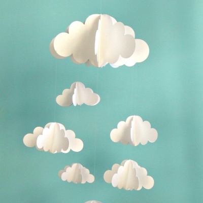 móbile decorativo de nuvens brancas suspenso