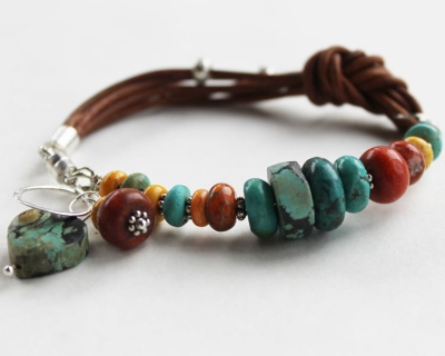 Pulseira com contas coloridas de pedra e cordão de couro castanho