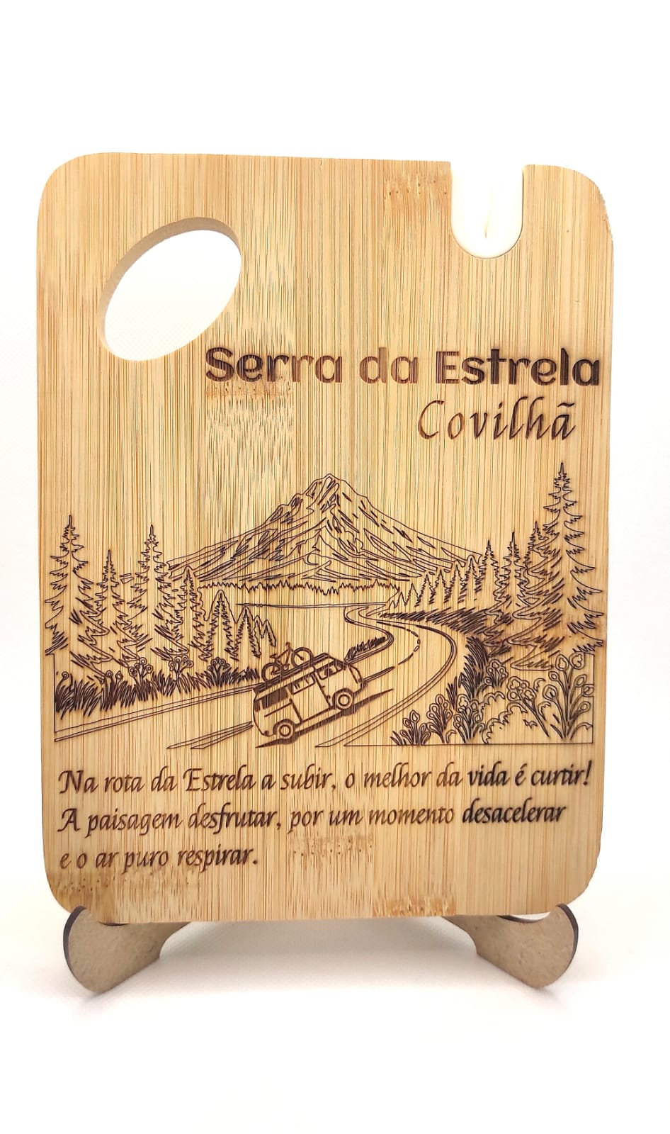 TÁBUA DE CORTE E AFIADOR DE FACAS ACOPLADO Tábua de cortar em madeira com gravação a laser de paisagem e texto Serra da Estrela Covilhã