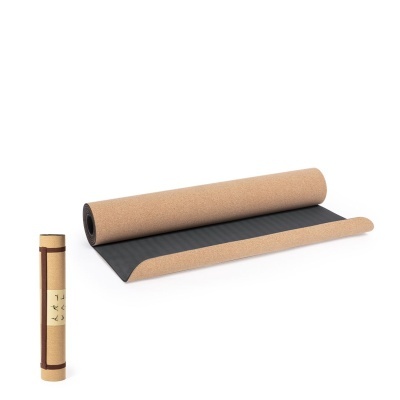 Tapete de yoga com superfície castanha de cortiça e base preta
