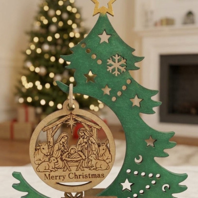 Decoração natalícia em madeira com árvore verde, presépio e texto Merry Christmas