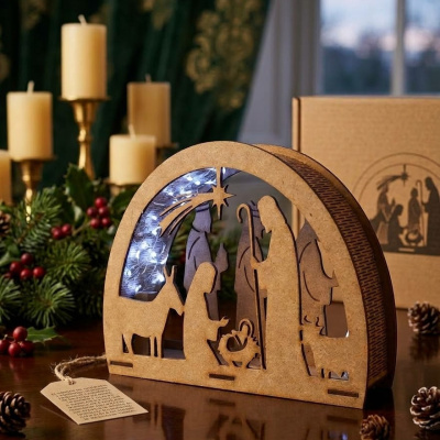 Presépio de madeira iluminado com luzes LED numa mesa decorada com velas e azevinho.